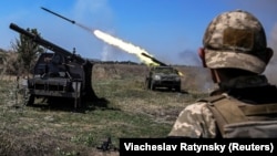 Украинские военнослужащие стреляют из малых реактивных систем залпового огня по позициям армии РФ у линии фронта в Запорожской области, 19 августа 2023 года, иллюстративное фото