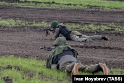 Новобранцы во время обучения на полигоне. Иллюстративное фото