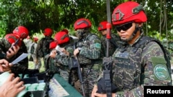 Taiwanese soldiers handle their guns during an anti-landing defense drill in New Taipei City. (file photo)