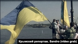 Украинский флаг на пирсе в Севастополе, 3 марта 1992 года