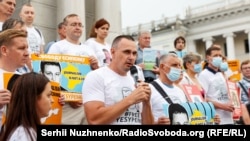 Акція на підтримку фрилансера Крим.Реалії Владислава Єсипенка. Київ, 6 липня 2021 року. З мікрофоном кримчанин, колишній політв'язень Кремля, режисер Олег Сенцов